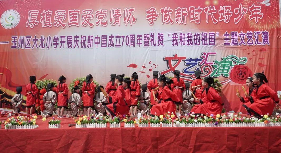 我是男生，跟男朋友在一个厂里上班，在厂里没人的时候总是想亲我，怎么办？该不该满足他呢？